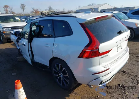 2025 Volvo Xc60 B5 Plus z USA, uszkodzony, nr VIN YV4M12RC1S1056501